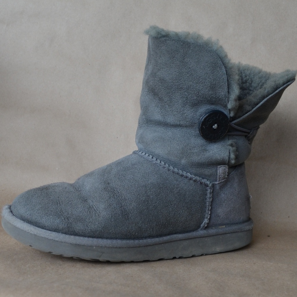 * UGG Bailey Button II Low Boots - Grey Sz 7